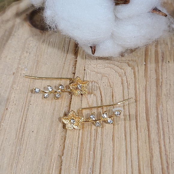 ✨️✨️NEW✨️✨️STUNNING!! FLOWER Ear Climber Earrings with Tiny CZ'S in GOLD Plating - Picture 12 of 14